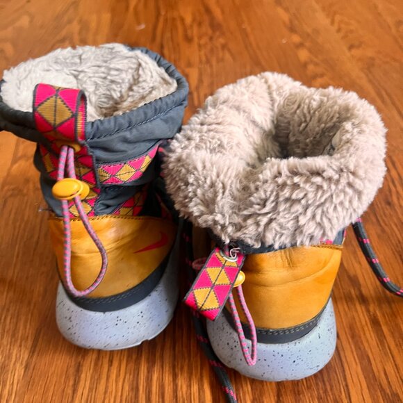 Nike Roshe Run Sneaker Boot – Women’s Size 5 - Picture 3 of 4